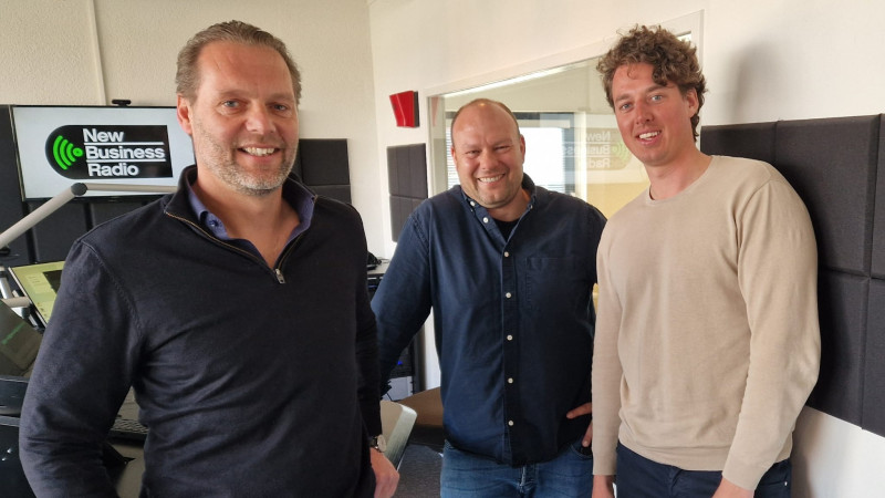 Ilco Kwast, Managing Director van Vrumona; en Bob Ponsen, oprichter van GiG; Ron Lemmens, mediapersonality