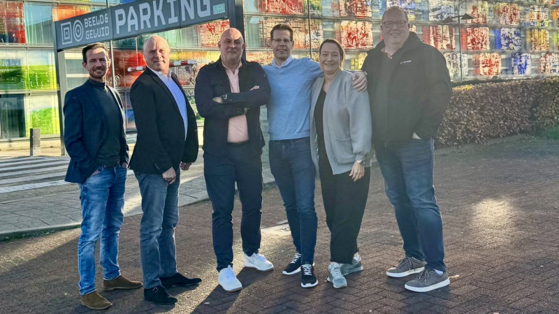 people work technology 211125