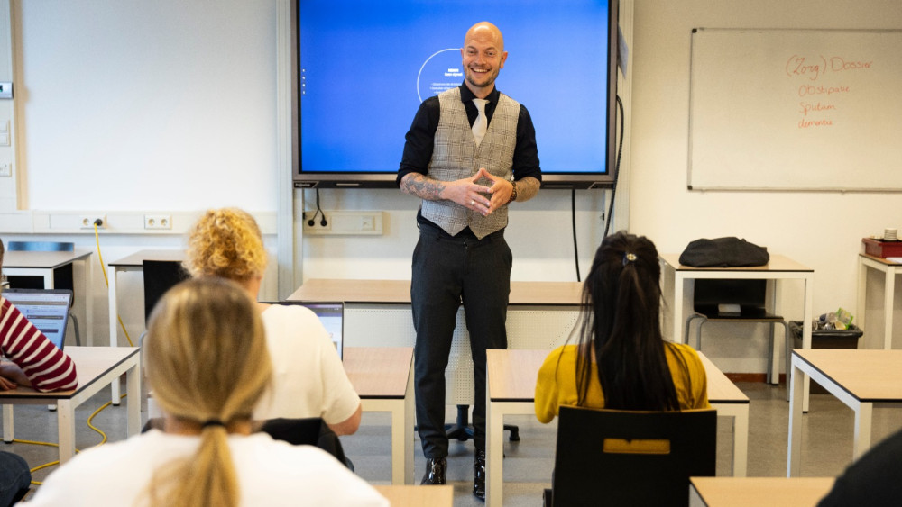 Dennis de Vries voor de klas foto: Bas van Setten