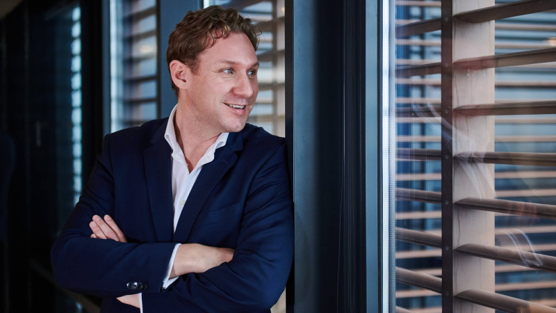 Luke Liplijn kijkt zwoel naar buiten