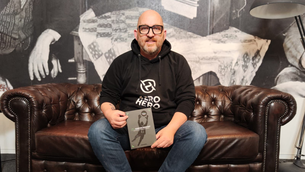 Martijn Buurman ZEROHERO op de bank met boek